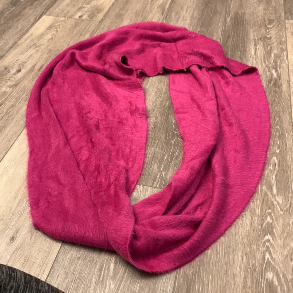 CEJON WOMENS FUCHSIA FURRY FEEL ACYLIC LOOPED SHAPED SOFT SCARF